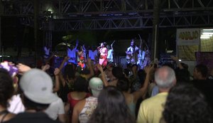 Mesmo com chuva, foliões curtem a terça-feira de Carnaval