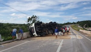 Carreta tomba no Agreste alagoano e condutor morre preso às ferragens
