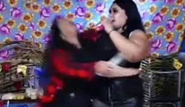 Cantora desmaia durante live, reação de amiga chama atenção e cena viraliza