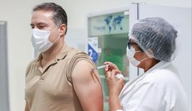 Governador toma vacina e defende a imunização como forma mais eficaz de vencer a pandemia