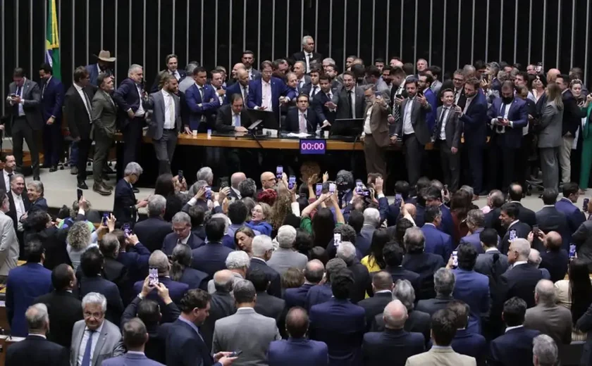 Após obstrução de Plenário, Hugo Motta abre sessão e pede respeito