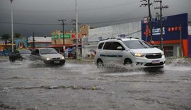 Chuva forte em Fortaleza alaga ruas e provoca bloqueios