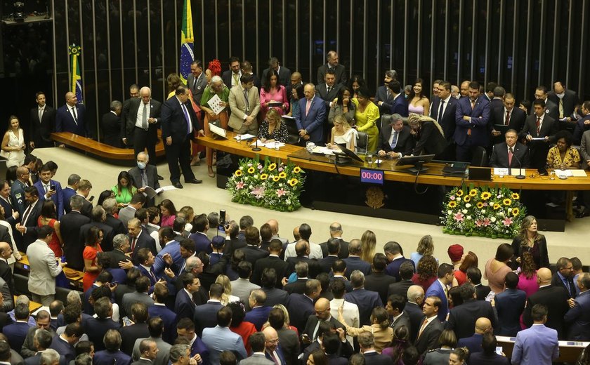 Parlamentares tomam posse na Câmara dos Deputados