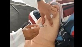 Servidora que forjou vacinar idosa de 97 anos em Maceió é afastada da Secretaria de Saúde