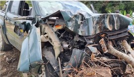 Condutor fica ferido após colidir veículo em árvore na BR-104 em Rio Largo