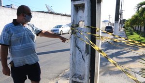 Poste ameaça desabar em entrada de condomínio no Farol