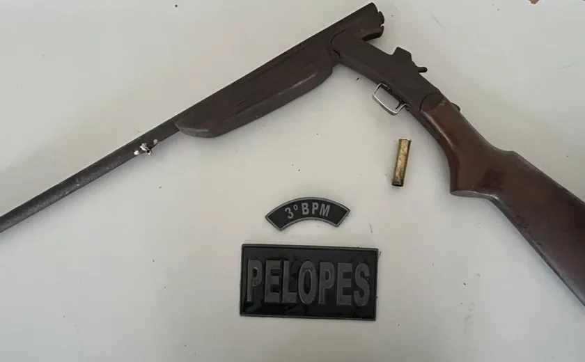 PM prende homem que estava vendendo espingarda em posto de combustíveis em Arapiraca