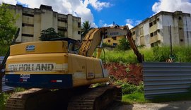 Prédio de três andares com oito apartamentos é demolido no Pinheiro