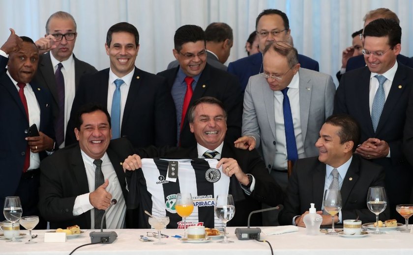 Boa relação: Severino Pessoa presenteia Bolsonaro com a camisa do ASA