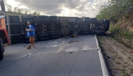 BR-101 em Flexeiras é liberada no final da noite após destombamento de caminhão