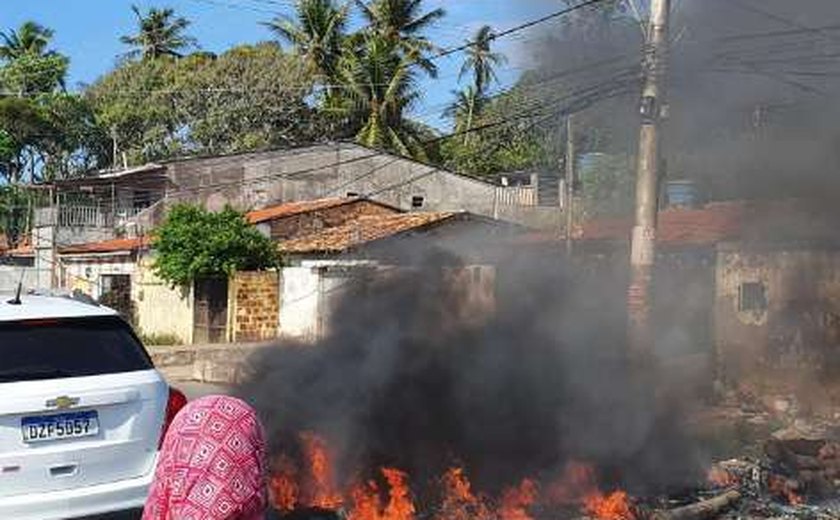 Moradores de Riacho Doce protestam pela morte de menino eletrocutado