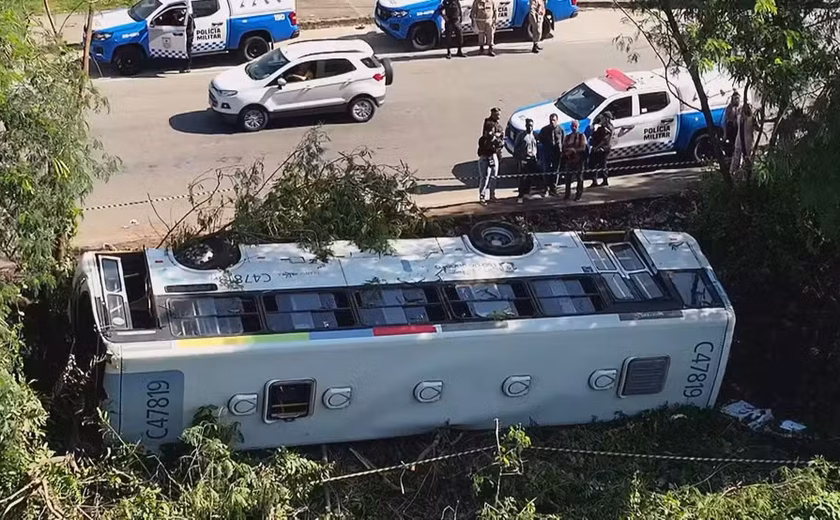 Ônibus cai em canal na Cidade de Deus e deixa mais de 30 pessoas feridas
