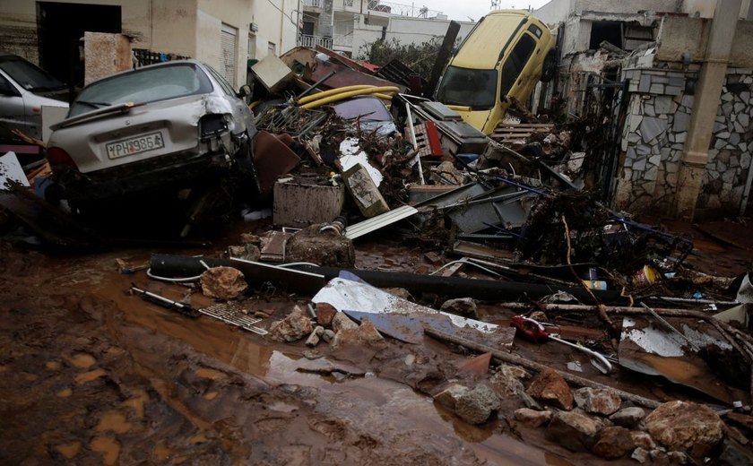 Número de mortos após inundações na Grécia sobe para 16