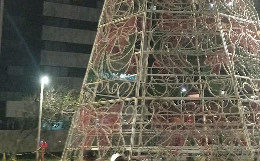Criança leva choque em árvore de Natal ao receber descarga elétrica