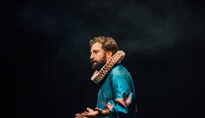 Gregório Duvivier apresenta 'O Céu da Língua' em Maceió, no Teatro Gustavo Leite