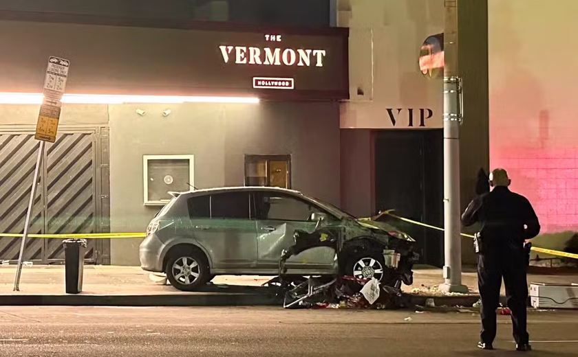 Carro avança sobre pedestres na porta de boate em Los Angeles