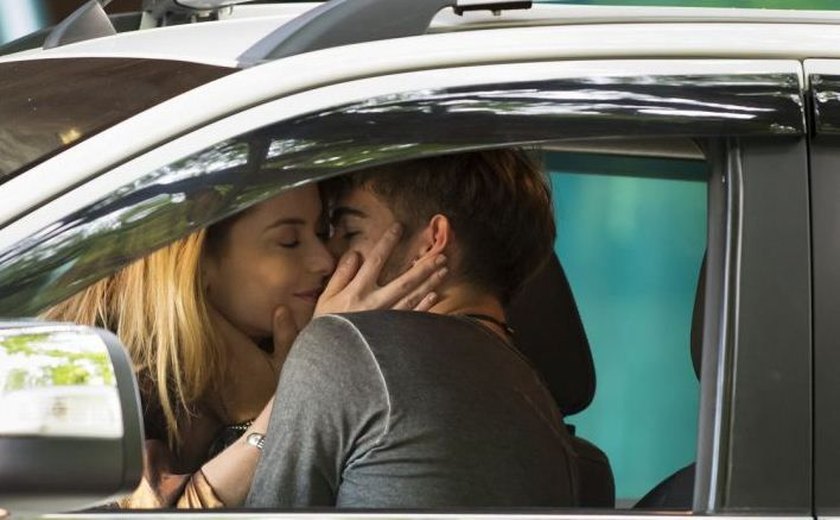 Novela 'Rock Story': Zacarias procura Diana na gravadora e a vê beijar Léo Régis