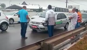 Engavetamento envolvendo três veículos deixa trânsito congestionado em rua de Arapiraca