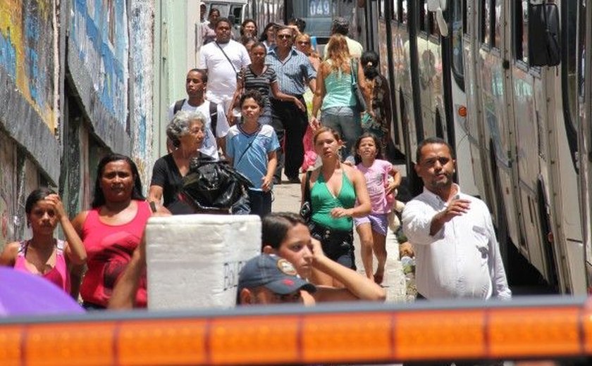 Trabalhadores da Veleiro paralisam ônibus para reivindicar pagamento