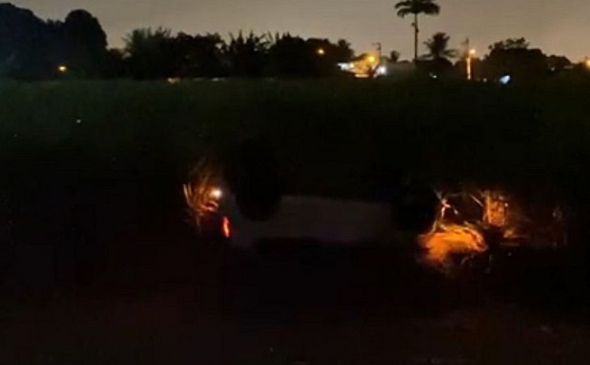 Motorista morre após perder controle da direção e capotar com carro