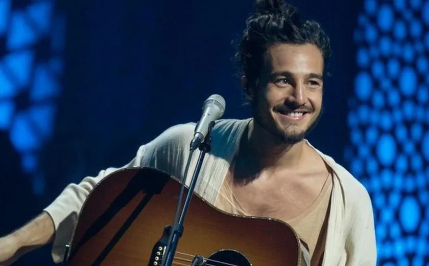 Cantor Tiago Iorc é internado às pressas com fortes dores