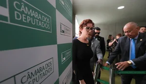 Alexandre de Moraes oficializa pedido de extradição de Carla Zambelli