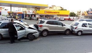 Condutor passa mal e causa acidente com quatro veículos na Via Expressa