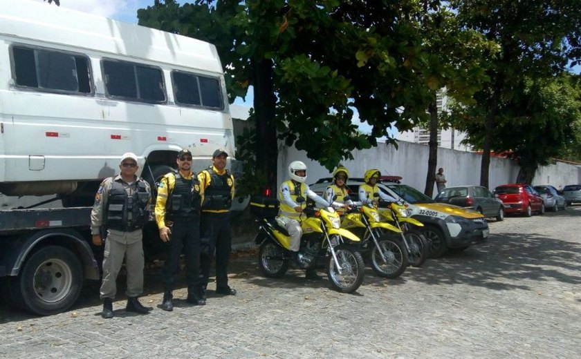 SMTT e PM apreendem transporte clandestino no Jacintinho