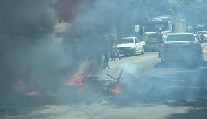 Manifestantes bloqueiam trânsito na AL-101 Norte por mais segurança