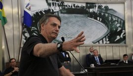 Bolsonaro recebe título em Alagoas e evita polêmicas