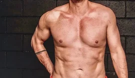 Alexandre Nero esquenta web com foto sem camisa