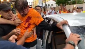 Senador Cid Gomes tenta entrar em batalhão da polícia com retroescavadeira e é baleado