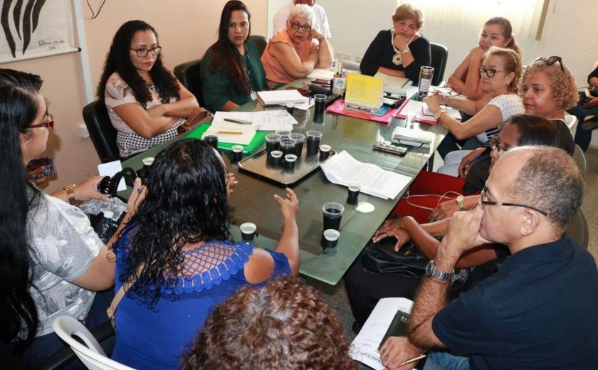 Após reunião na SEMED, Sinteal e Escola municipal entregam documento no MP/AL