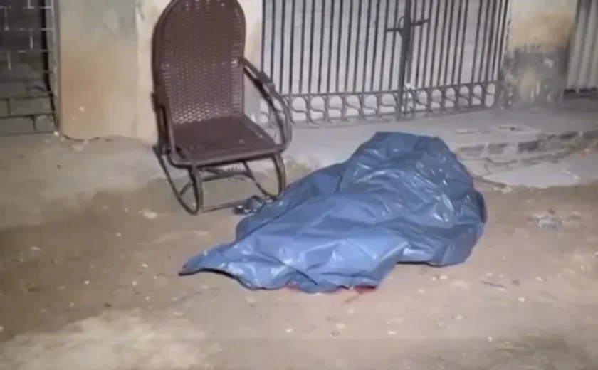 Jovem de 19 anos é morto na porta de casa com 10 tiros