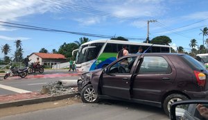 Carro bate em poste e atinge outro veículo na AL-101 Norte
