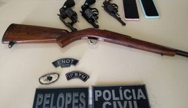 Operação em Penedo prende cinco pessoas e apreende armas e drogas
