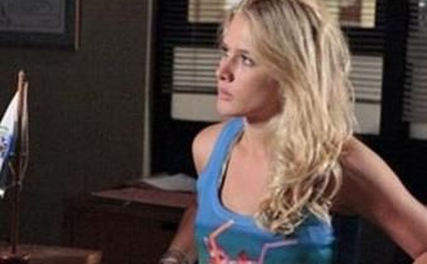 'Fina Estampa': Loira misteriosa que drogou Quinzé entrega Ferdinand