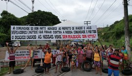 Moradores dos Flexais protestam contra a mineradora, MPF e juiz