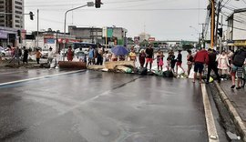 Moradores do Bom Parto que ficaram desalojados bloqueiam a Avenida Fernandes Lima