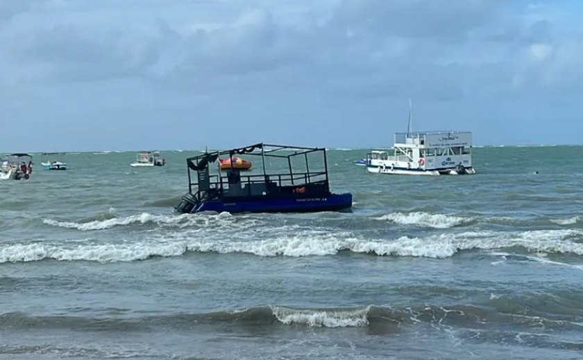 Com as fortes chuvas, três embarcações afundam na Ponta Verde