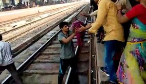 Bebê cai em trilho de trem na Índia e escapa ilesa após passagem do veículo