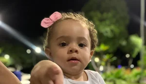 Mãe diz que menina com doença rara deve tomar remédio em Recife