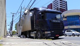 Carreta bate em poste e deixa parte de bairro sem energia em Maceió