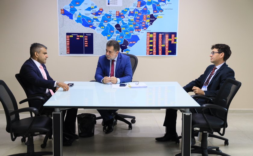 PGJ Lean Araújo recebe conselheiro do CNJ que está em Alagoas para acompanhar inspeção na área do Bom Parto
