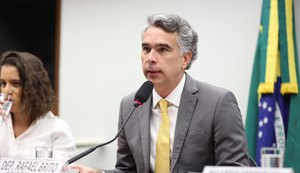 Rafael Brito apresenta relatório final da lei que cria o SUS da Educação