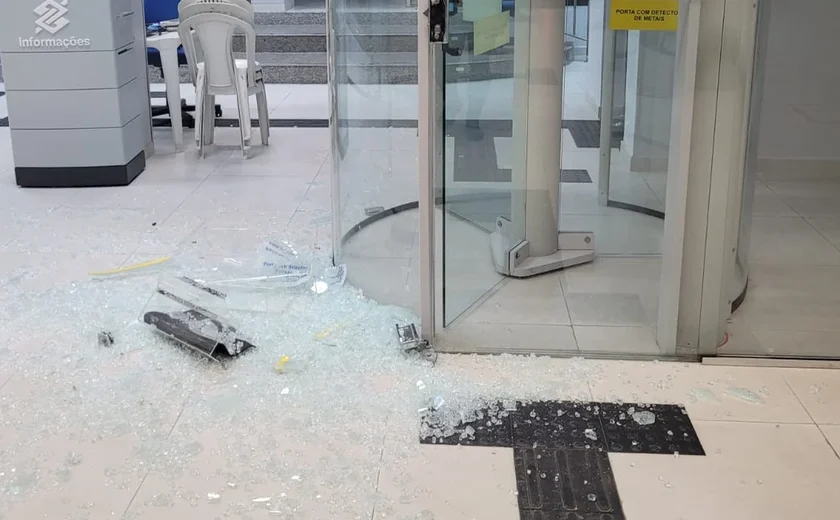 Homem invade agência do Banco do Brasil e quebra porta de vidro usando extintor de incêndio, em Arapiraca