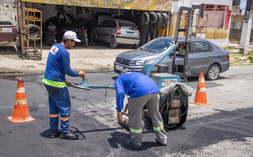Infraestrutura recupera asfalto em mais de 60 ruas e avenidas de Maceió