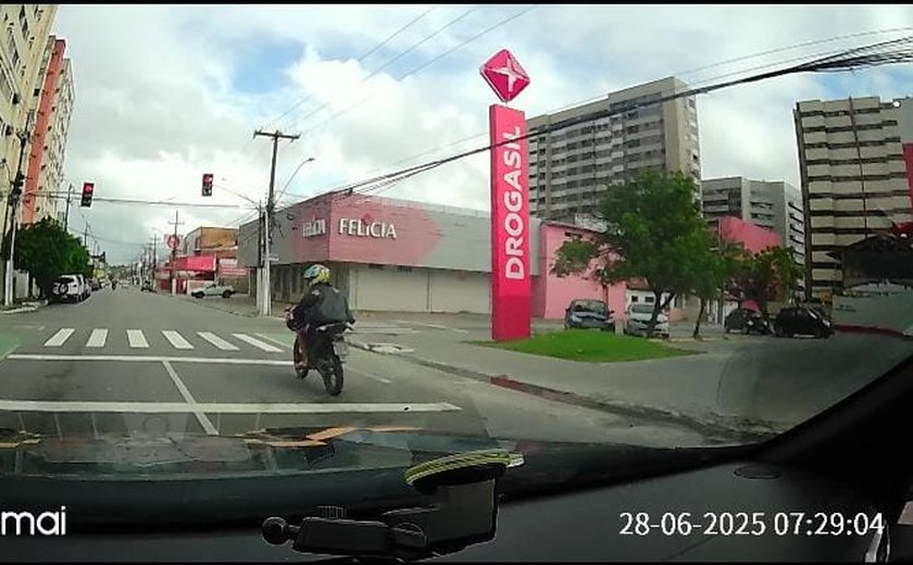 Motociclista inabilitado foge de abordagem, fura sinais e acaba preso após colisão com viatura