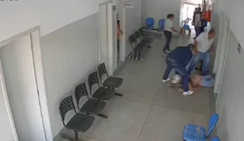 Câmera flagra momento em que ex-marido invade e tranca sala de posto de saúde para esfaquear enfermeira