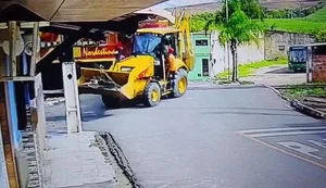 Retroescavadeira tomba após colisão com VLT em Rio Largo; operador fica ferido